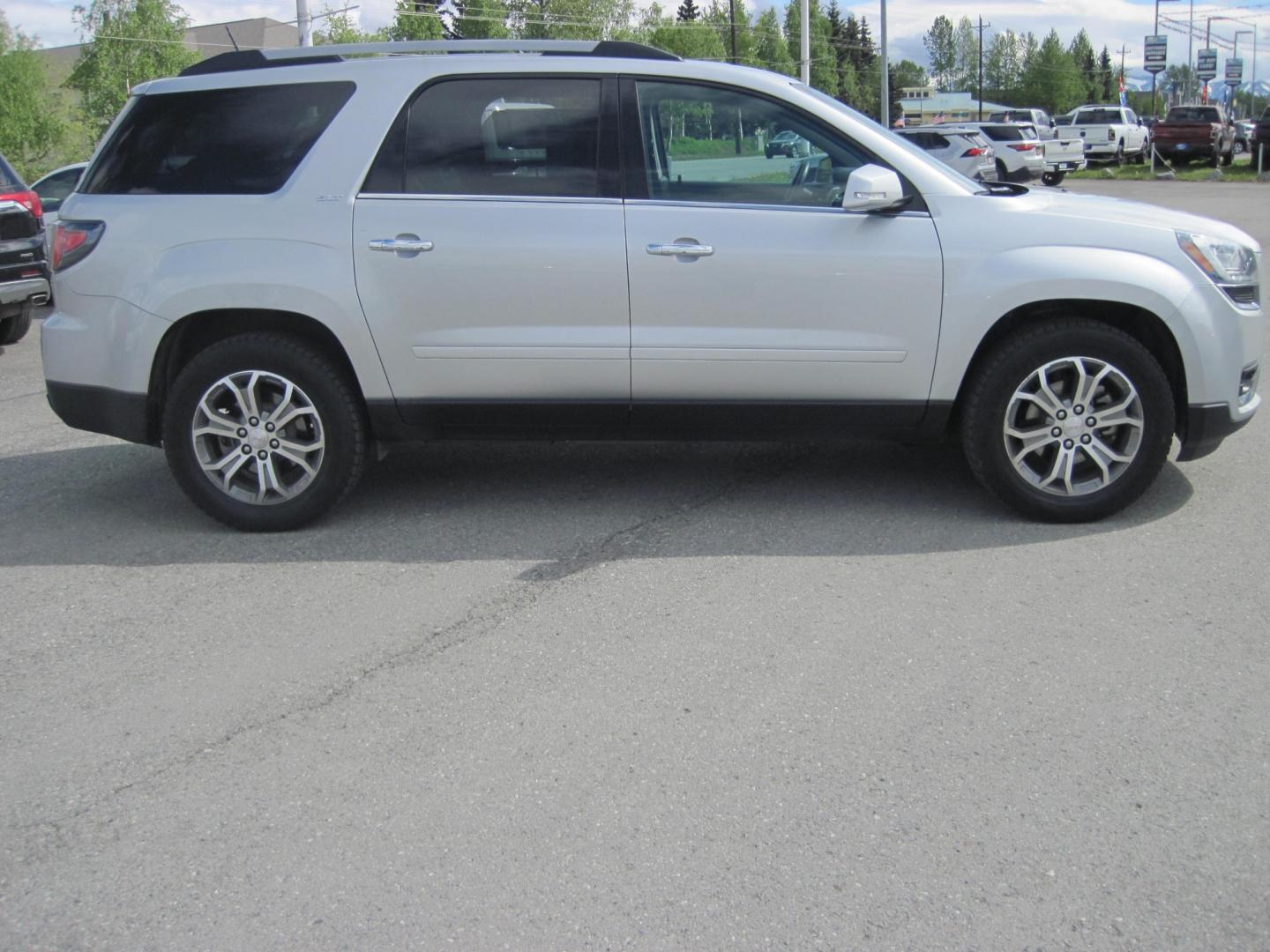 2016 white /black GMC Acadia SLT 4WD (1GKKVRKD3GJ) with an 3.6L V6 FFV engine, automatic transmission, located at 9530 Old Seward Highway, Anchorage, AK, 99515, (907) 349-3343, 61.134140, -149.865570 - Photo#1